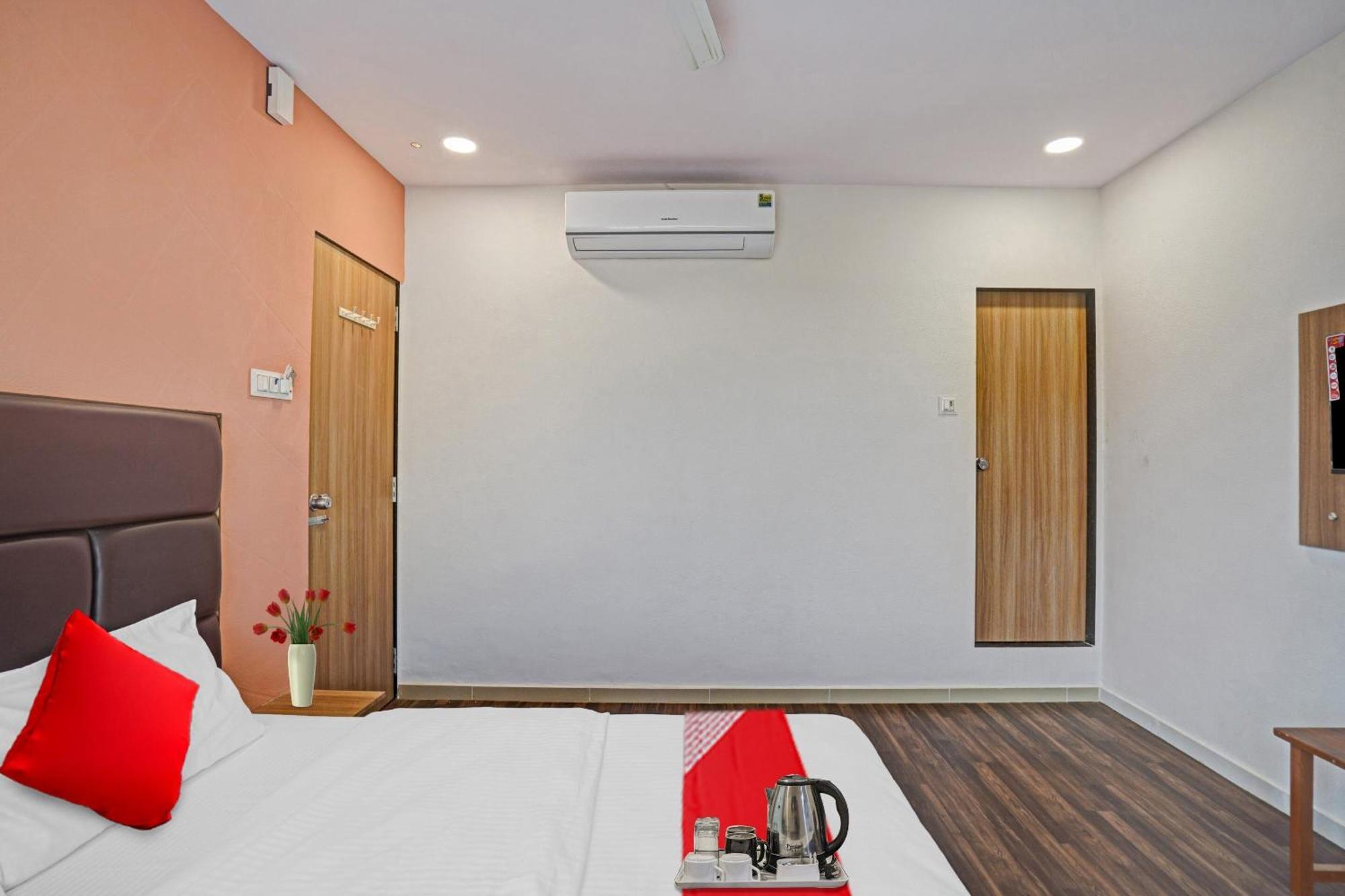 Hotel O Infinity Surat Bagian luar foto