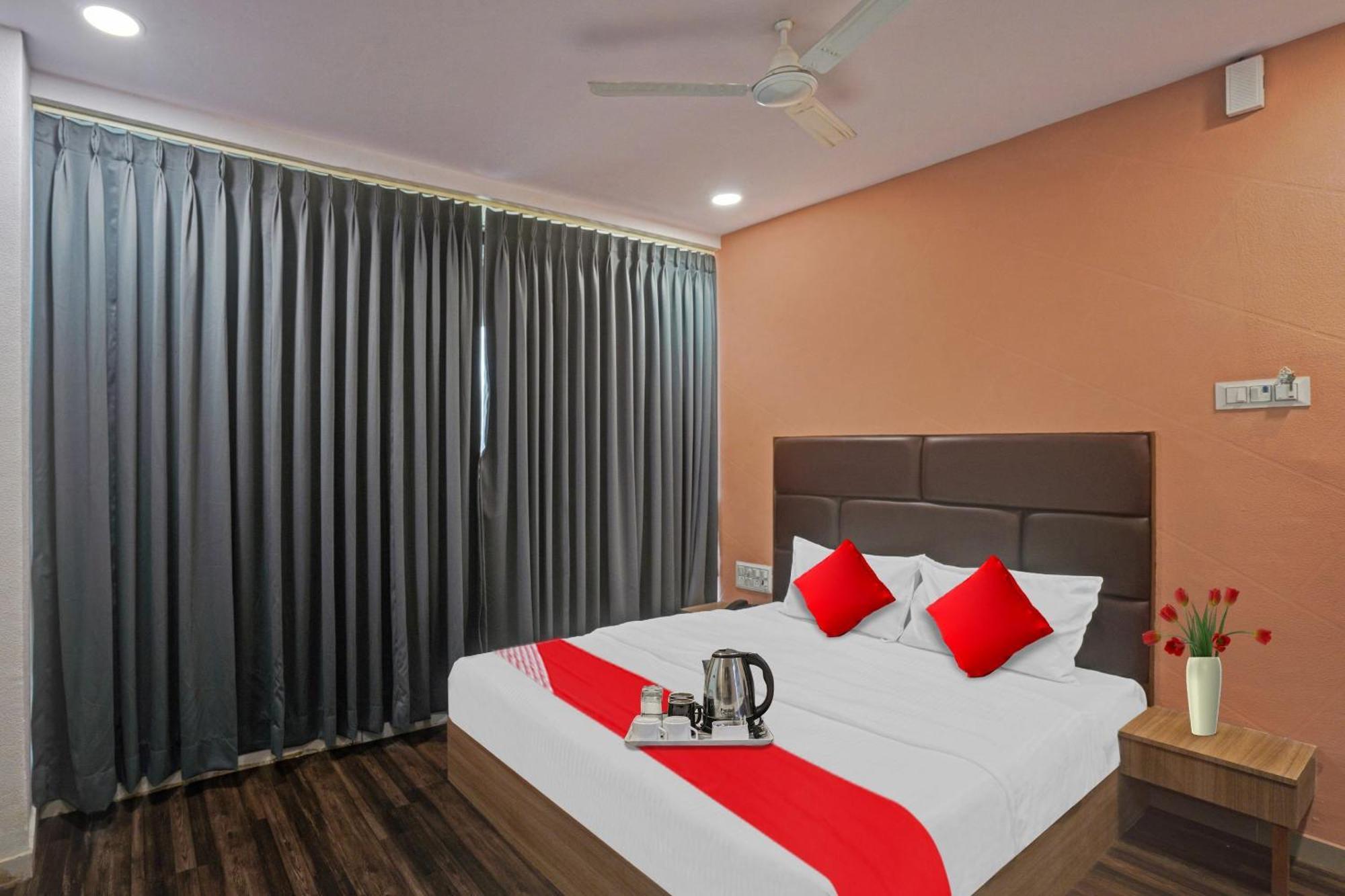 Hotel O Infinity Surat Bagian luar foto
