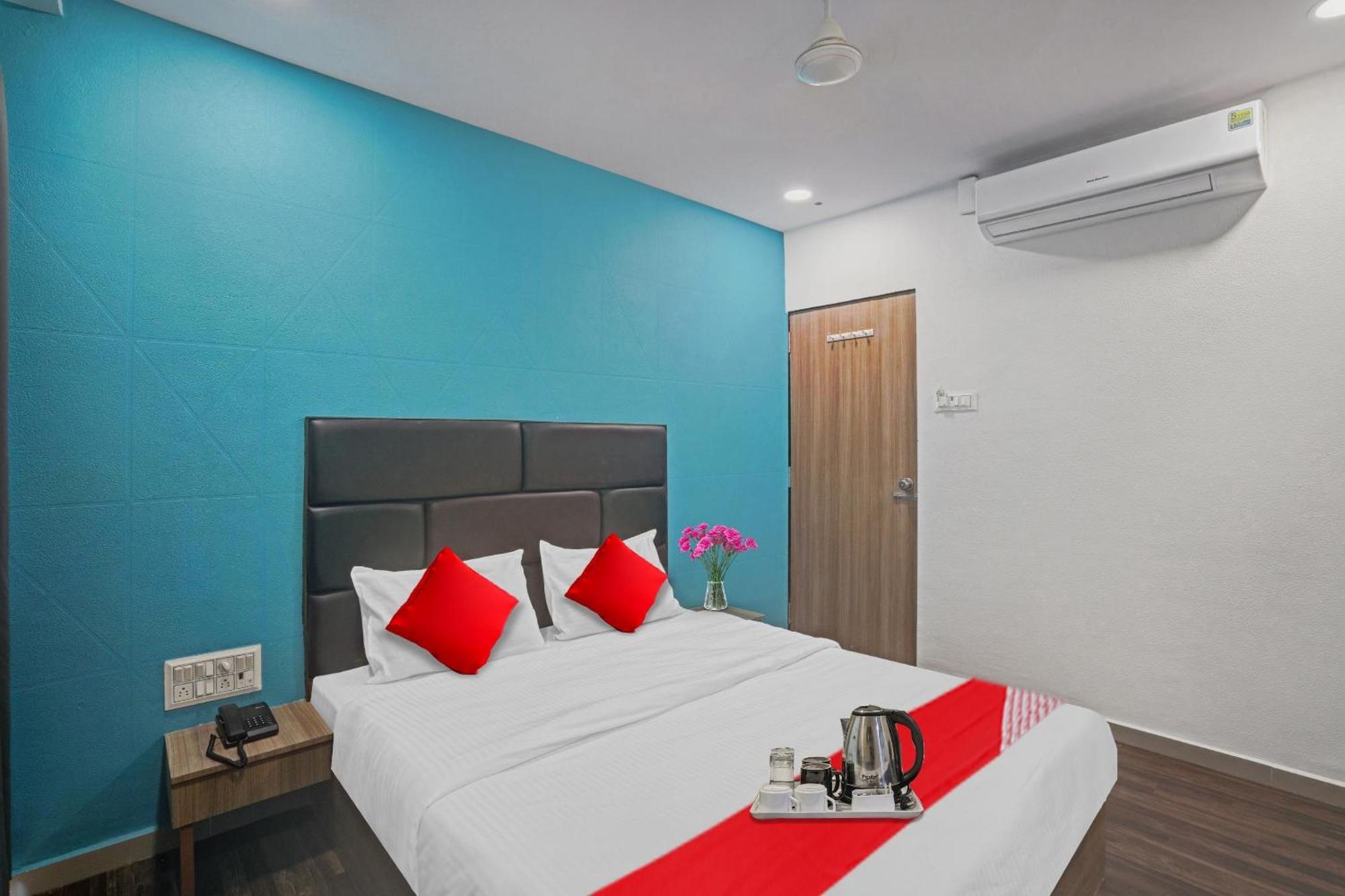 Hotel O Infinity Surat Bagian luar foto