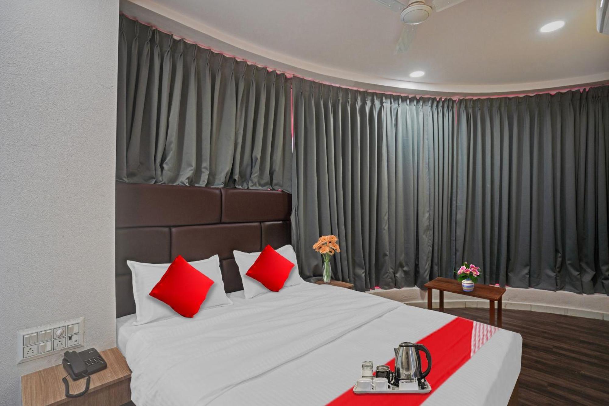 Hotel O Infinity Surat Bagian luar foto